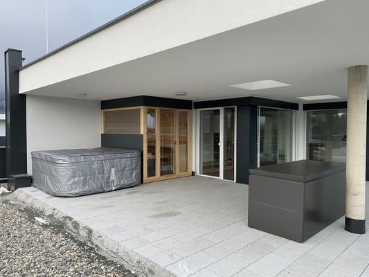 Terrasse mit Whirlpool und Sauna