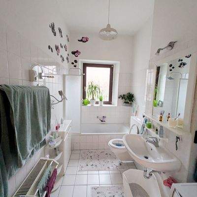 Helles Bad mit Dekoration