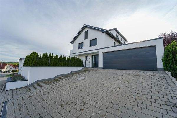 Ost-Ansicht mit Doppelgarage