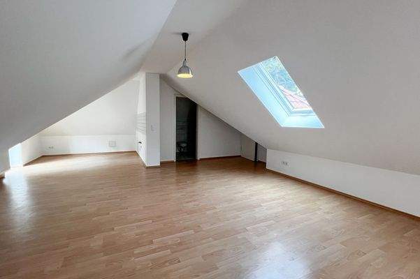 Blick zur Küche, Bad und Lagerraum