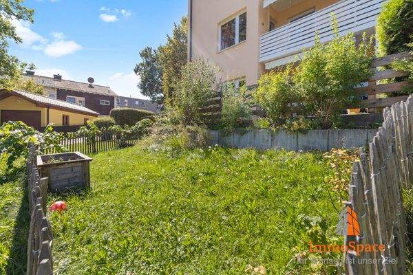 Schöner Garten vor der Terrasse
