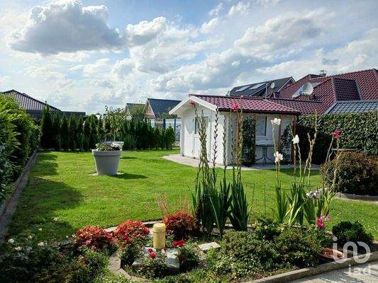 Garten mit Blockhaus