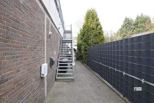 Treppenaufgang zur OG Wohnung