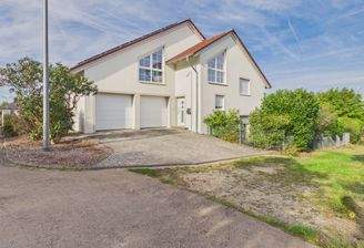 Ansicht Haus mit Zufahrt