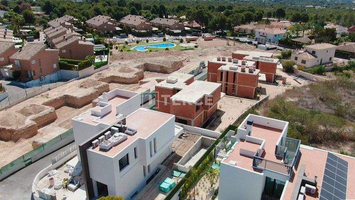 Villas Close to the City and the Beach in La Nucia Alicante