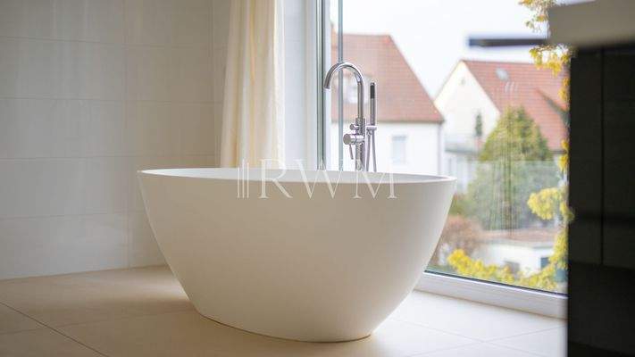 Freistehende Badewanne aus Lavastein