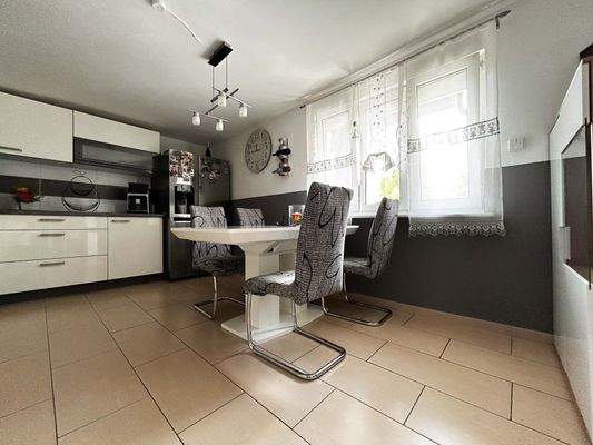 Wohnung 1 Küche: Heller Treffpunkt für Kaffee, Gespräche und Pausen