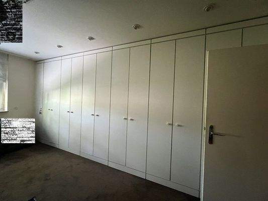 15.  Haus re. Einbauschränke Schlafzimmer