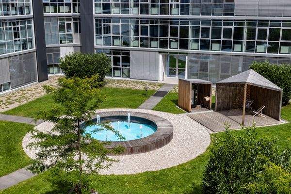 _15I8636_AL27_Blick Dachterrasse auf Brunnen