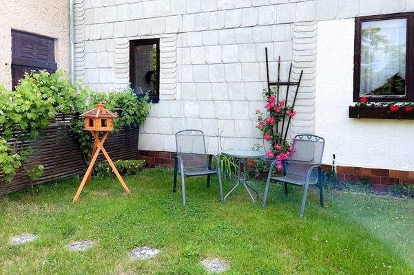 Gemütliche Sitzecke im Grünen