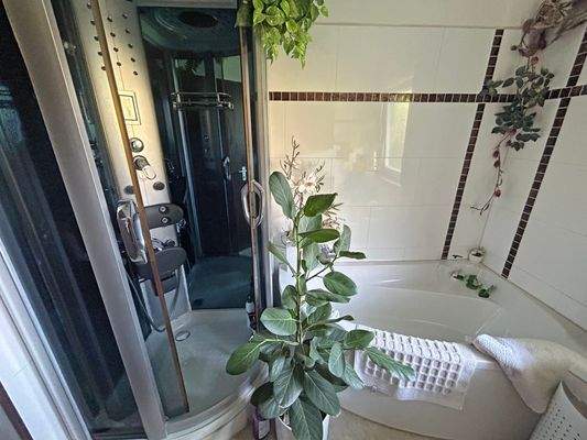 Bad mit Wanne u. Dusche