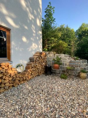 Wasseranschluss am Haus mit kleiner Sitzecke