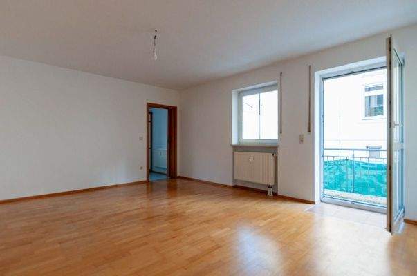 Wohnzimmertür Blickrichtung Wohnzimmer, Küche und Balkon