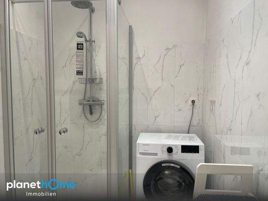 Bad mit Dusche und Waschbecken_2