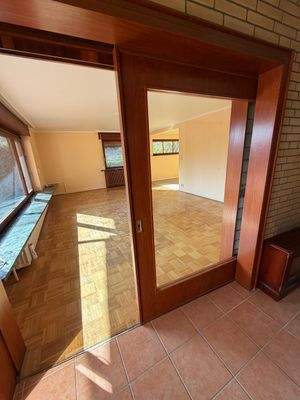 Wohnzimmer mit Glasschiebetür