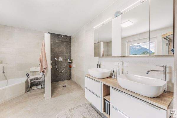 Badezimmer mit Sauna OG