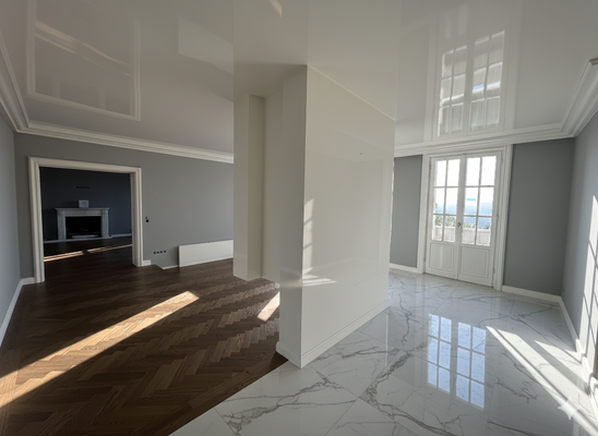 Eingangshalle mit Kamin