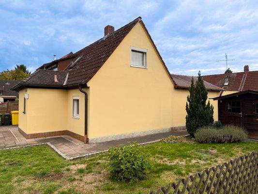 Nordansicht mit umlaufendem Garten