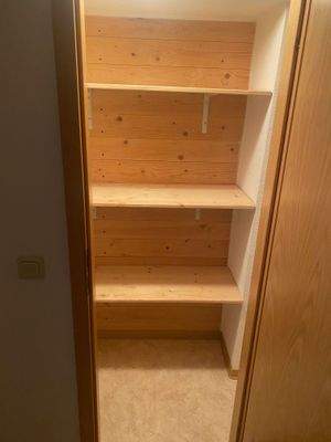 Abstellraum; Regale vorhanden