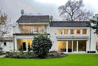 1. Haus Außenansicht Rasen_verkleinert.jpg