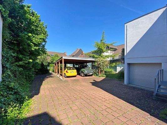 Zufahrt zu privaten Parkplätzen