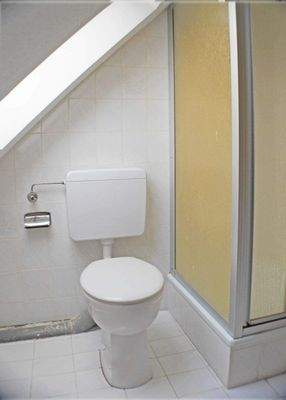 Bad mit WC und Duschkabine