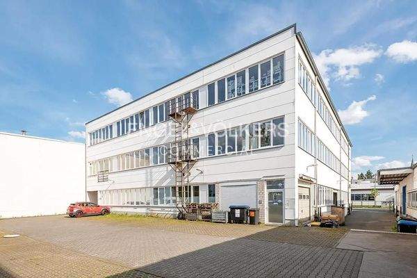 Rückansicht mit Parkplätzen