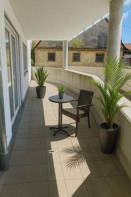 Kleine Frühstücksterrasse mit KI