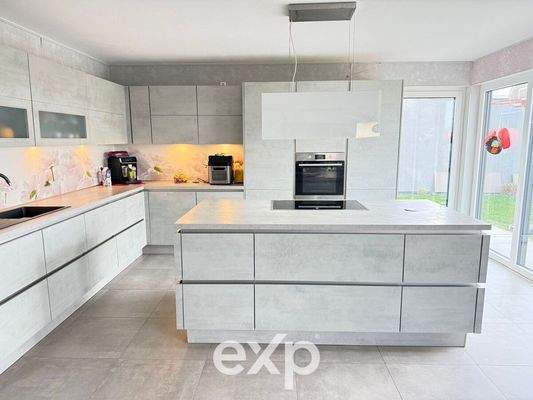 Küchenbereich mit Kücheninsel (2)