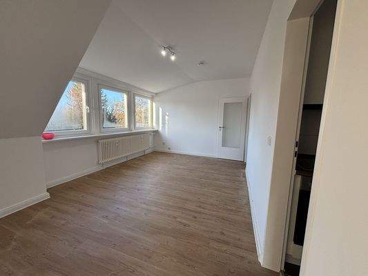 Helles Wohn- und Esszimmer