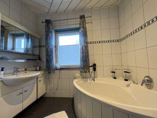 Bad im Erdgeschoss Wanne