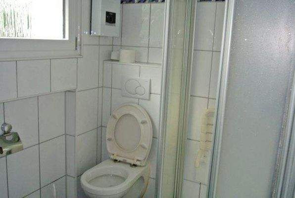 Bad mit Fenster-Dusche und WC