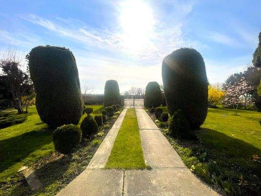 Einfahrt durch den Garten zum Haus