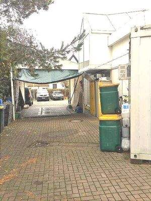 Ölabscheider hinter Büro 