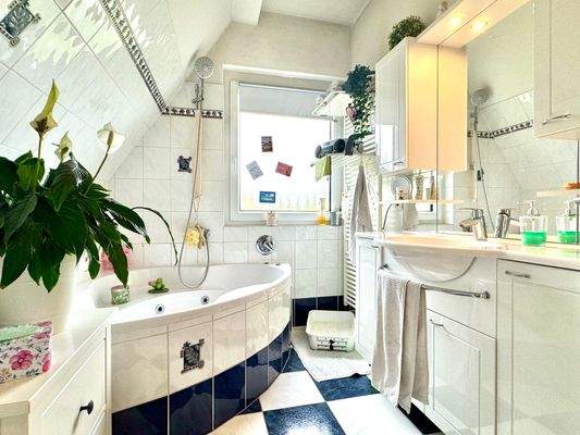 Bad OG mit Eckbadewanne