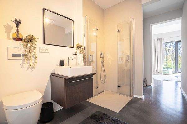 sowie zweitem Tageslichtbad