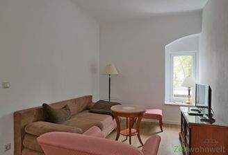 Wohnbereich mit Sofa und TV