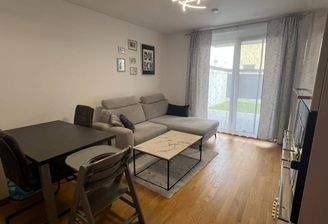 Wohnzimmer mit Zugang zum Garten