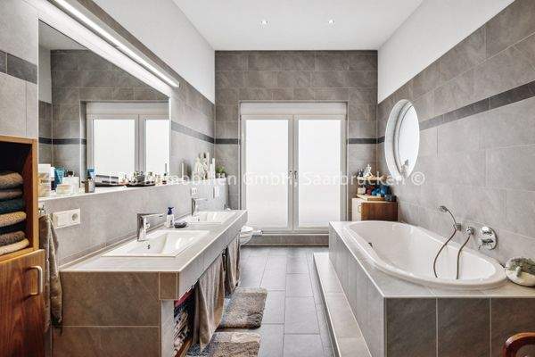 geräumiges Wohlfühlbad