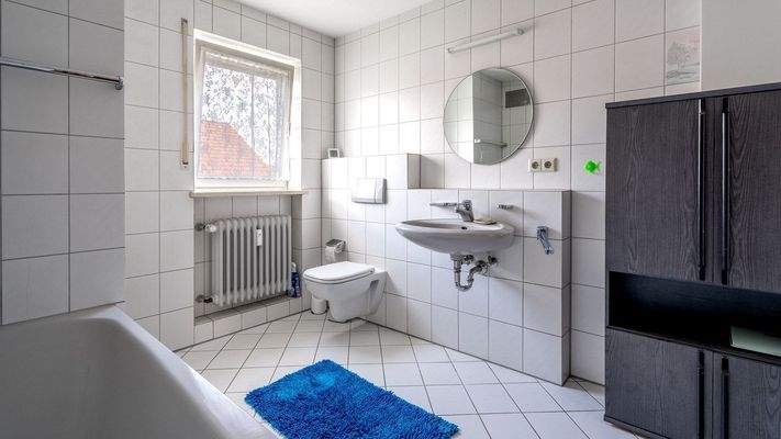 Helles Tageslichtbadezimmer