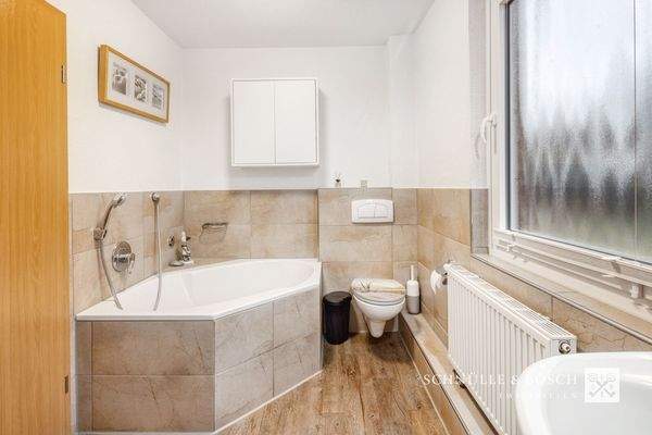 Das Tageslichtbad im Obergeschoss mit Wanne