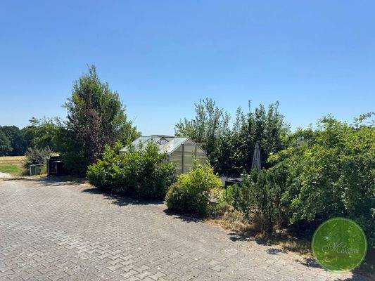 Kleines Gewächshaus am Teich.