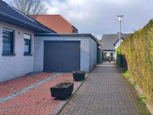 Zugang zum Garten hinter Garage