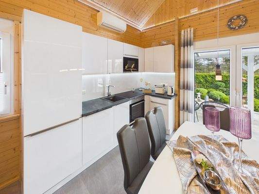 CAM03784G0-PR0102-STILL032