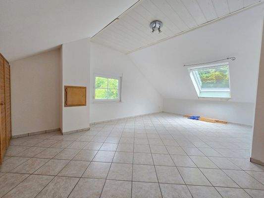 Zimmer rechts DG mit Einbauschränken