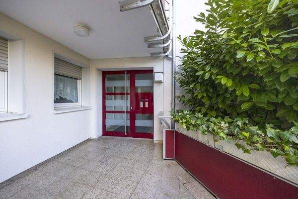 Hauseingang Mehrfamilienhaus