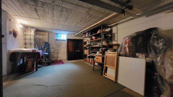 großer Raum im Keller.jpg