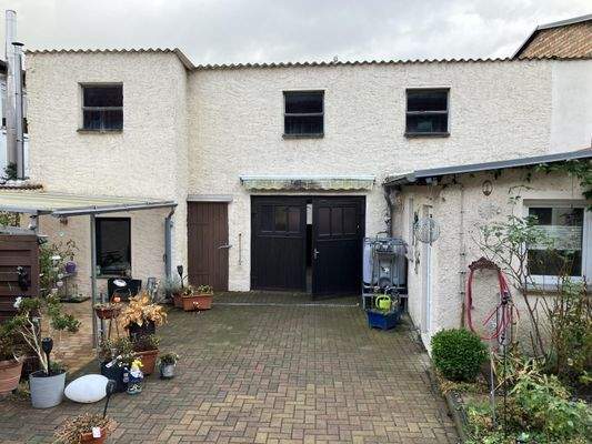 Hof mit Nebengebäude