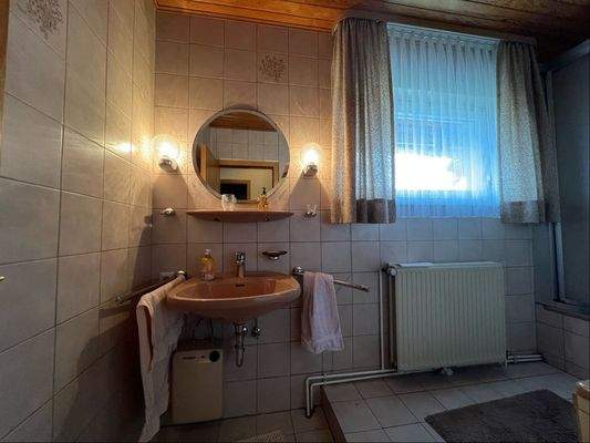 Bad im OG-Anbau mit ...