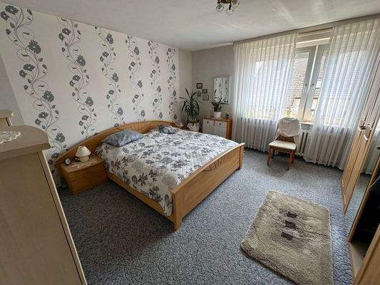 Geräumiges Schlafzimmer (EG)